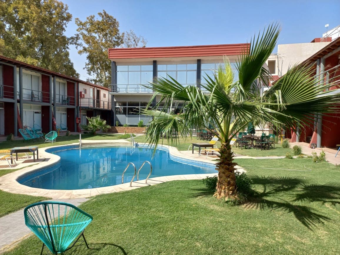 Edificio, piscina y jardín de Syrah Hotel Corporativo Minero en San Juan